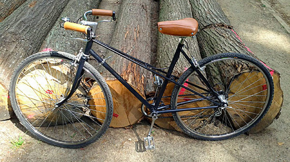 Vélo noir vintage cuir et chrome