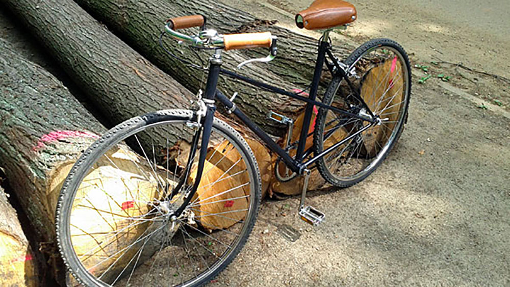 Vélo noir vintage cuir et chrome