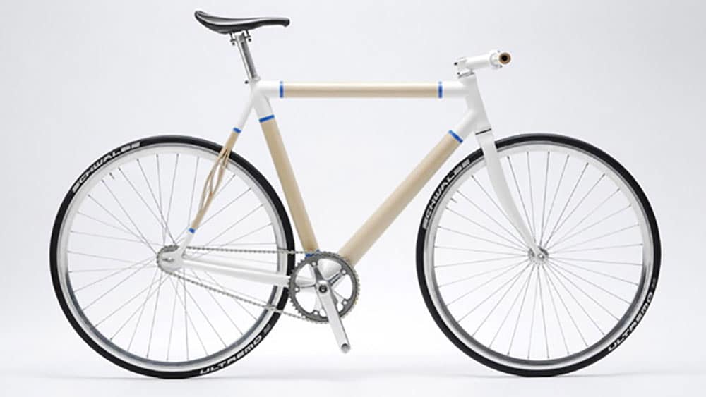 Vélo fixie avec un cadre en bois ultra léger
