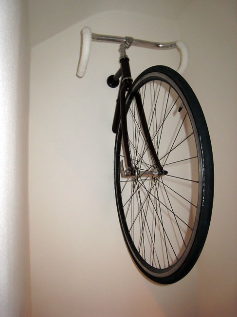 Un vélo accroché au mur comme une oeuvre d'art !