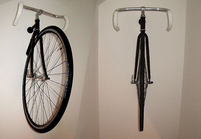 Un vélo accroché au mur comme une oeuvre d'art !