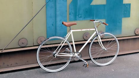 Vélo de type fixie ou pignon fixe Reynolds 1977 blanc crème
