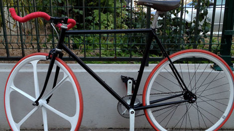 Vélo fixie pignon fixe black white red de notre internaute !