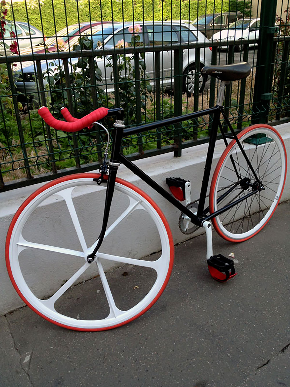 Vélo fixie pignon fixe black white red de notre internaute !