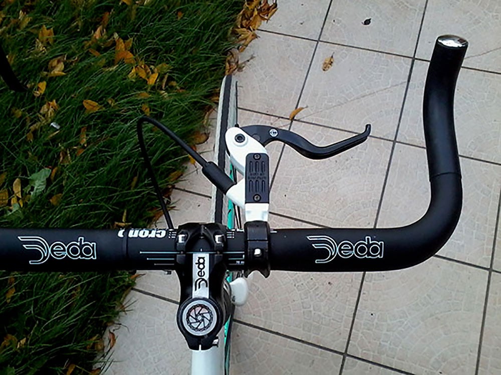 Vélo fixie avec freinage à disque sur pédalier