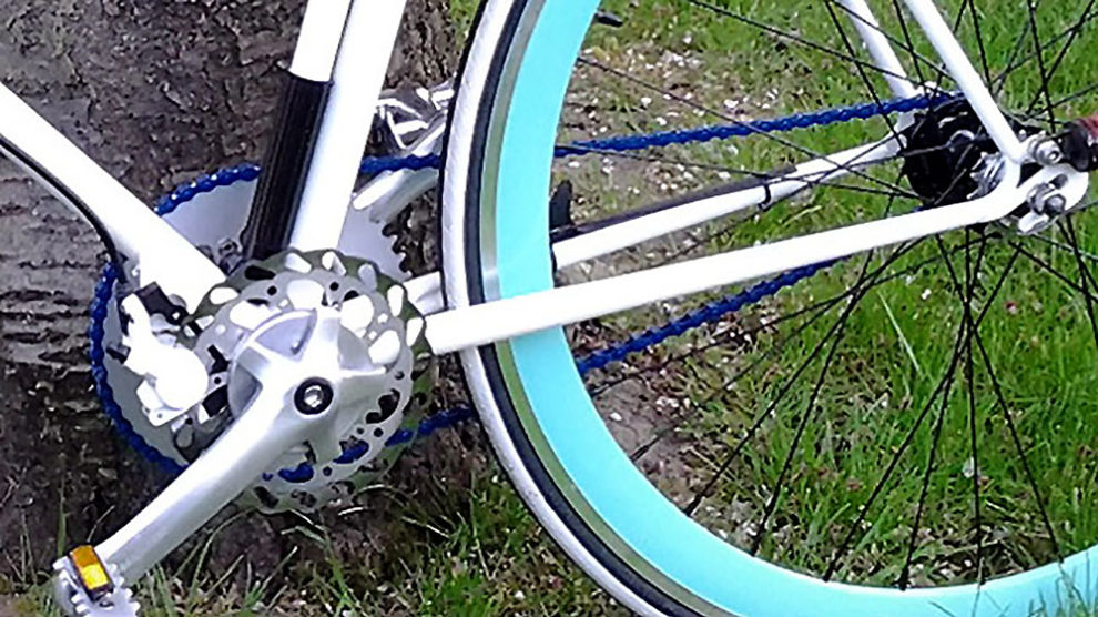 Vélo fixie avec freinage à disque sur pédalier