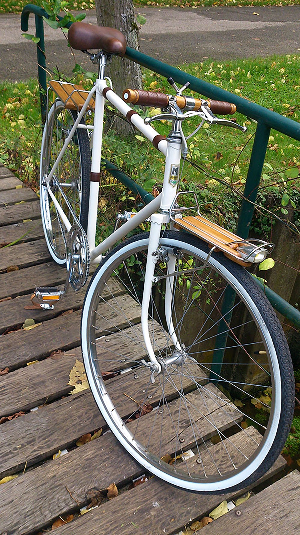 Vélo singlespeed Motobécane rétro bois et cuir
