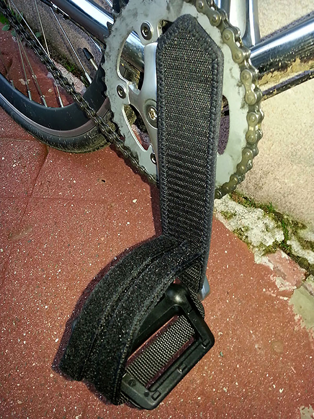 Un kit disponible avec les pédales et les straps pour votre vélo !