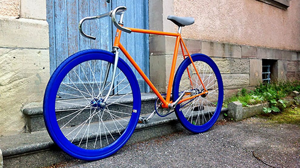 Vélo fixie pignon fixe Motobécane orange et bleu