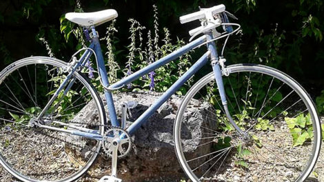 Un vélo singlespeed habillé de tissu en jean pour fille !