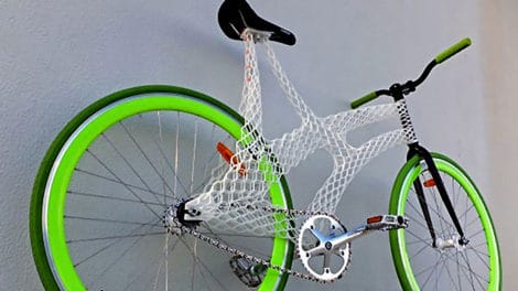 Un vélo fixie avec un cadre produit par une imprimante 3D