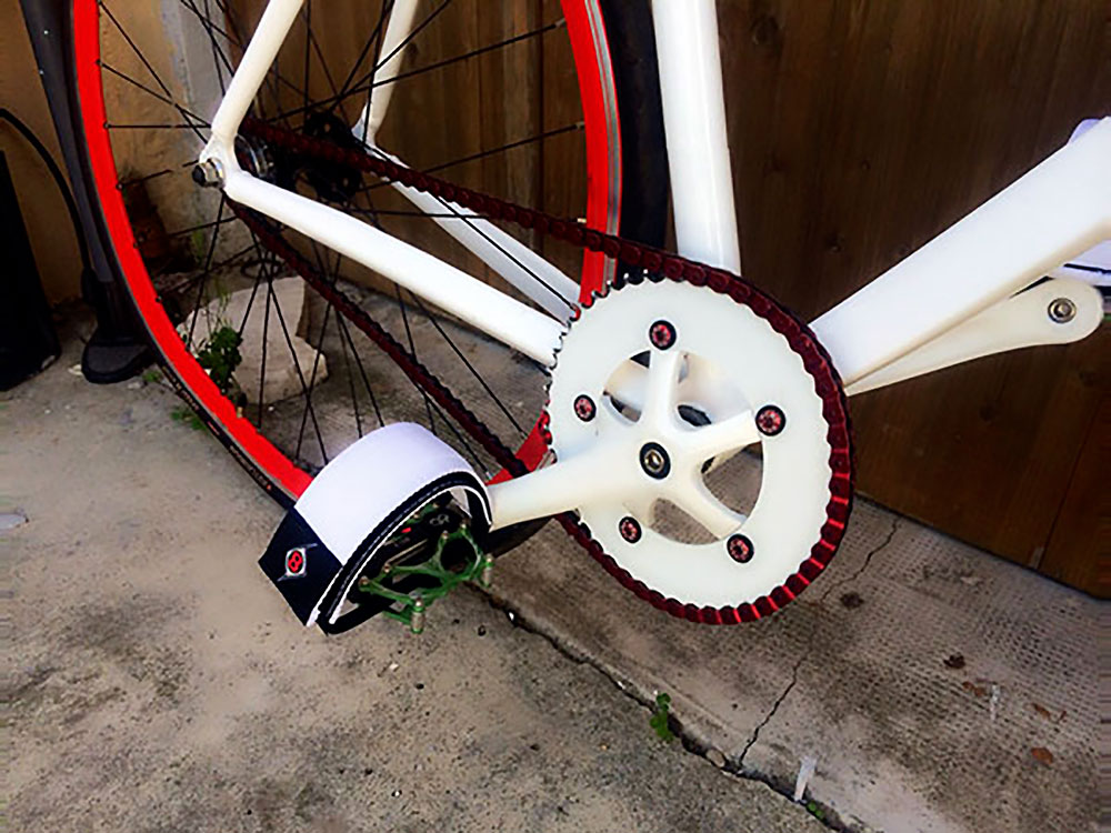 Vélo pignon fixe rouge et blanc venant du sud de la France