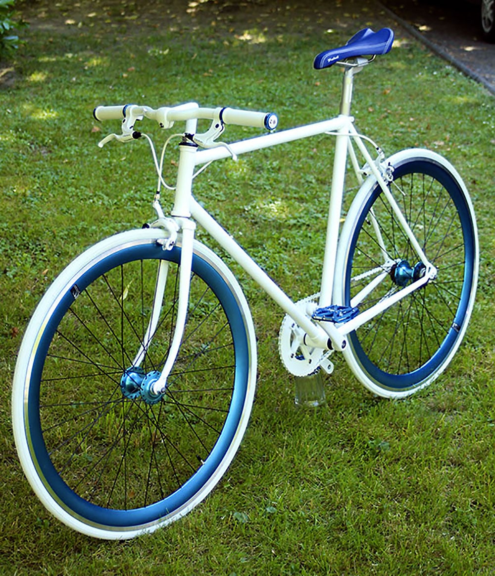 Montage d'un vélo singlespeed bleu et blanc made in Strasbourg