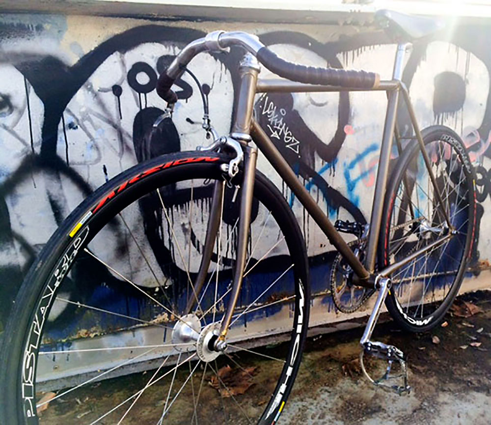 Vélo pignon fixe urbain au cadre brut de brut "no paint"