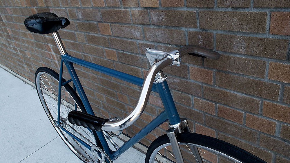Un vélo de route canadien CCM devenu pignon fixe