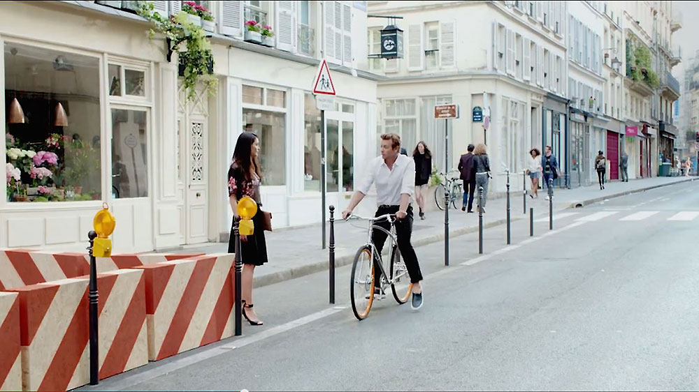Simon Baker au guidon d'un vélo Victoire pour Givenchy