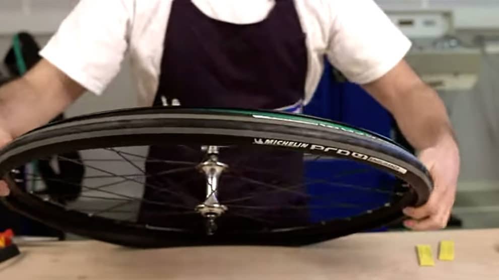 Vidéo du montage d'un pneu de route avec chambre à air