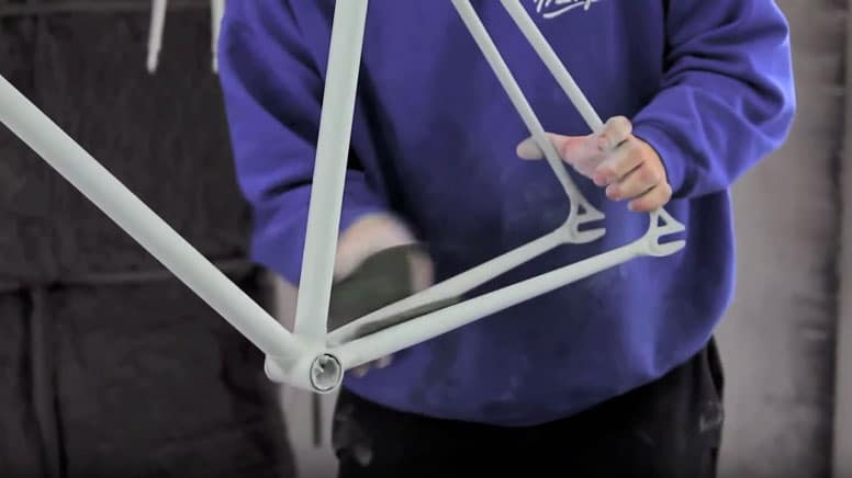 Comment décaper et peindre son cadre de vélo