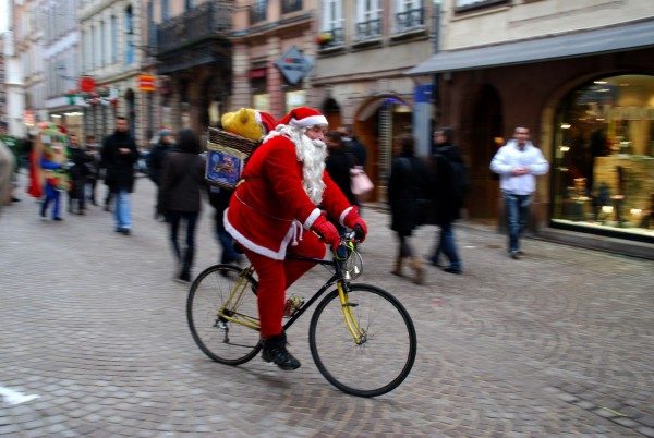Des photos et vidéos de Père Noël sur des vélos Des photos et vidéos de Père Noël sur des vélos