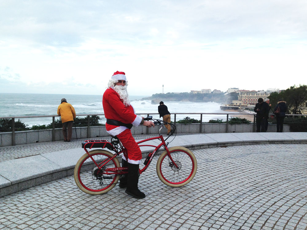 Des photos de pères Noël et des vélos urbains