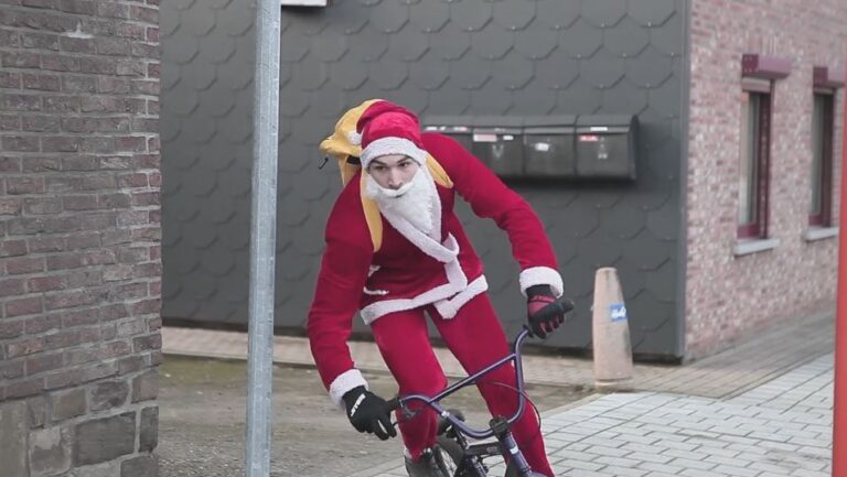 Des photos et vidéos de Père Noël sur des vélos Des photos et vidéos de Père Noël sur des vélos