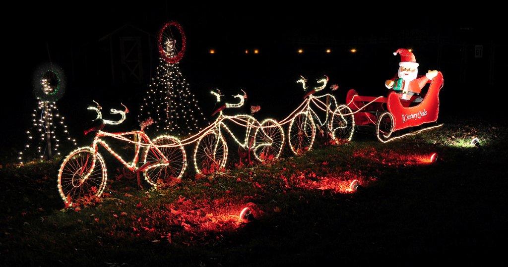 Des photos de pères Noël et des vélos urbains