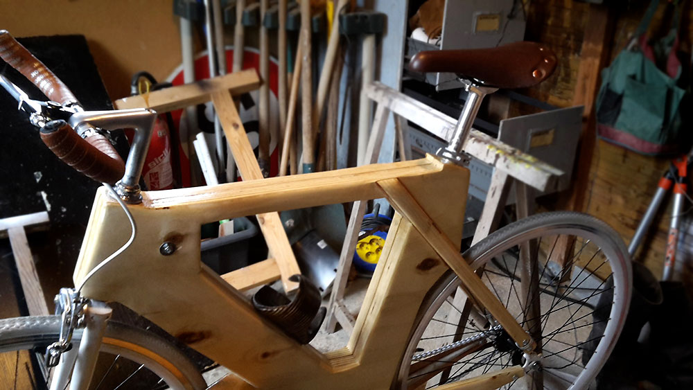 Coffrage en bois pour un vélo fixie pas comme les autres
