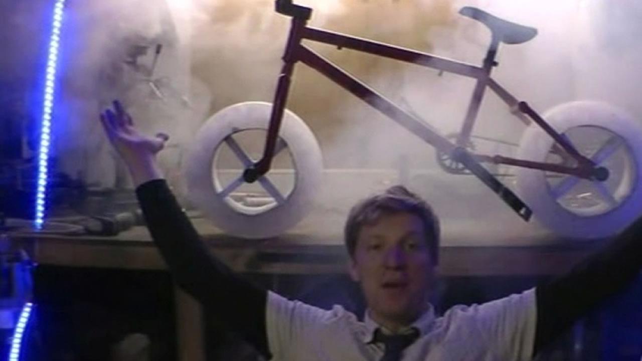 Il invente un vélo avec des roues en glace !