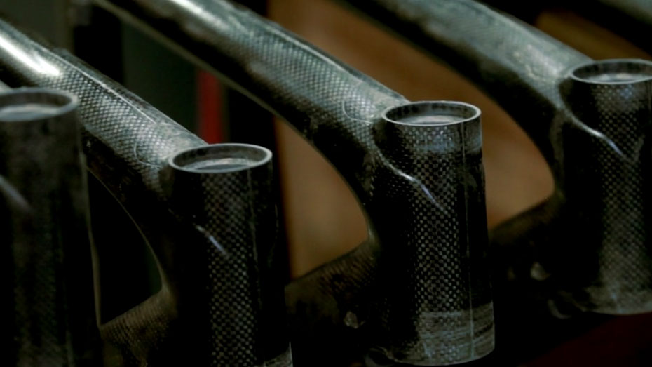 Comment est fabriqué un cadre de vélo en carbone ?