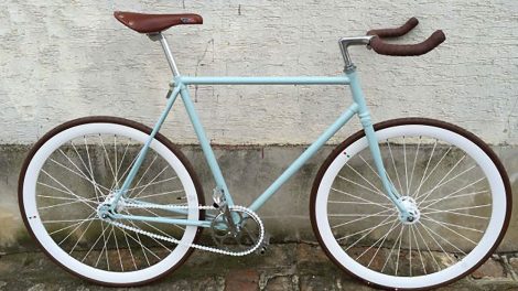 Montage d'un vélo à pignon fixe urbain bleu et marron