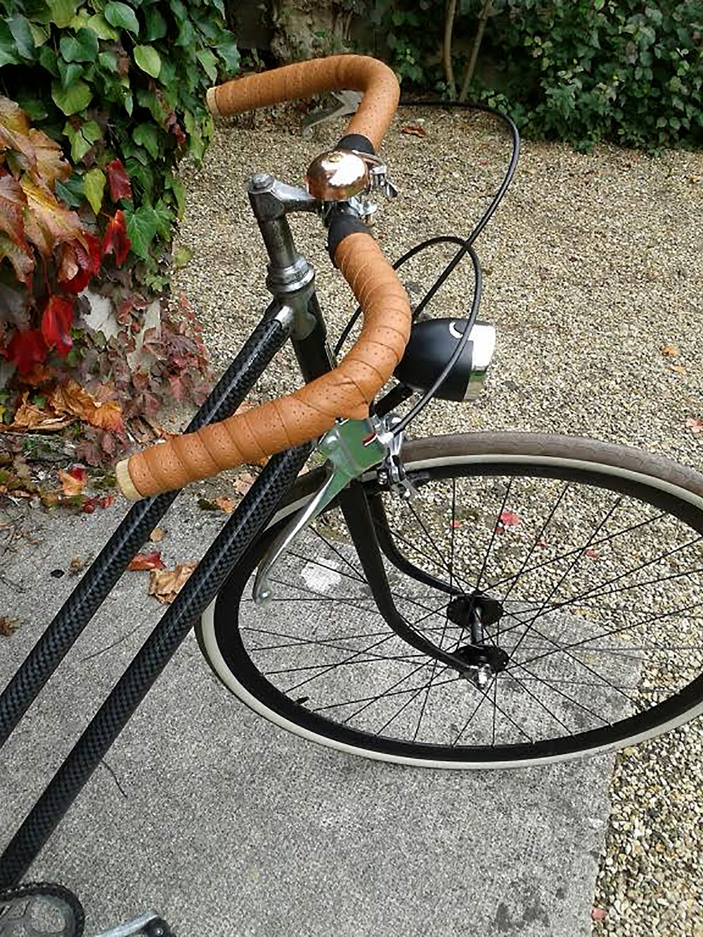 Singlespeed rétro vintage sur la base d'un vieux vélo de ville