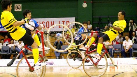 Le cycle-ball, un sport incroyable mélangeant le vélo et le foot