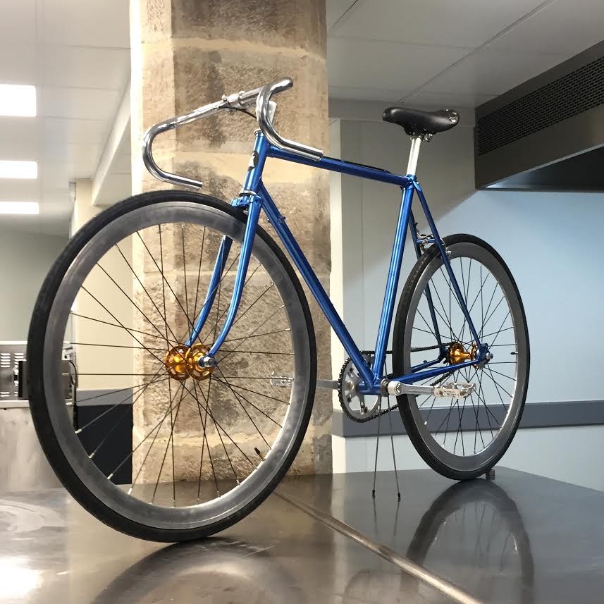 Réalisation d'un vélo fixie bleu par un de nos internautes