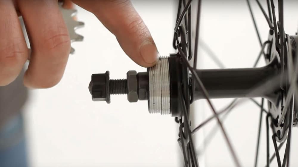 Vidéo comment ajouter un pignon fixe à sa roue de vélo ?