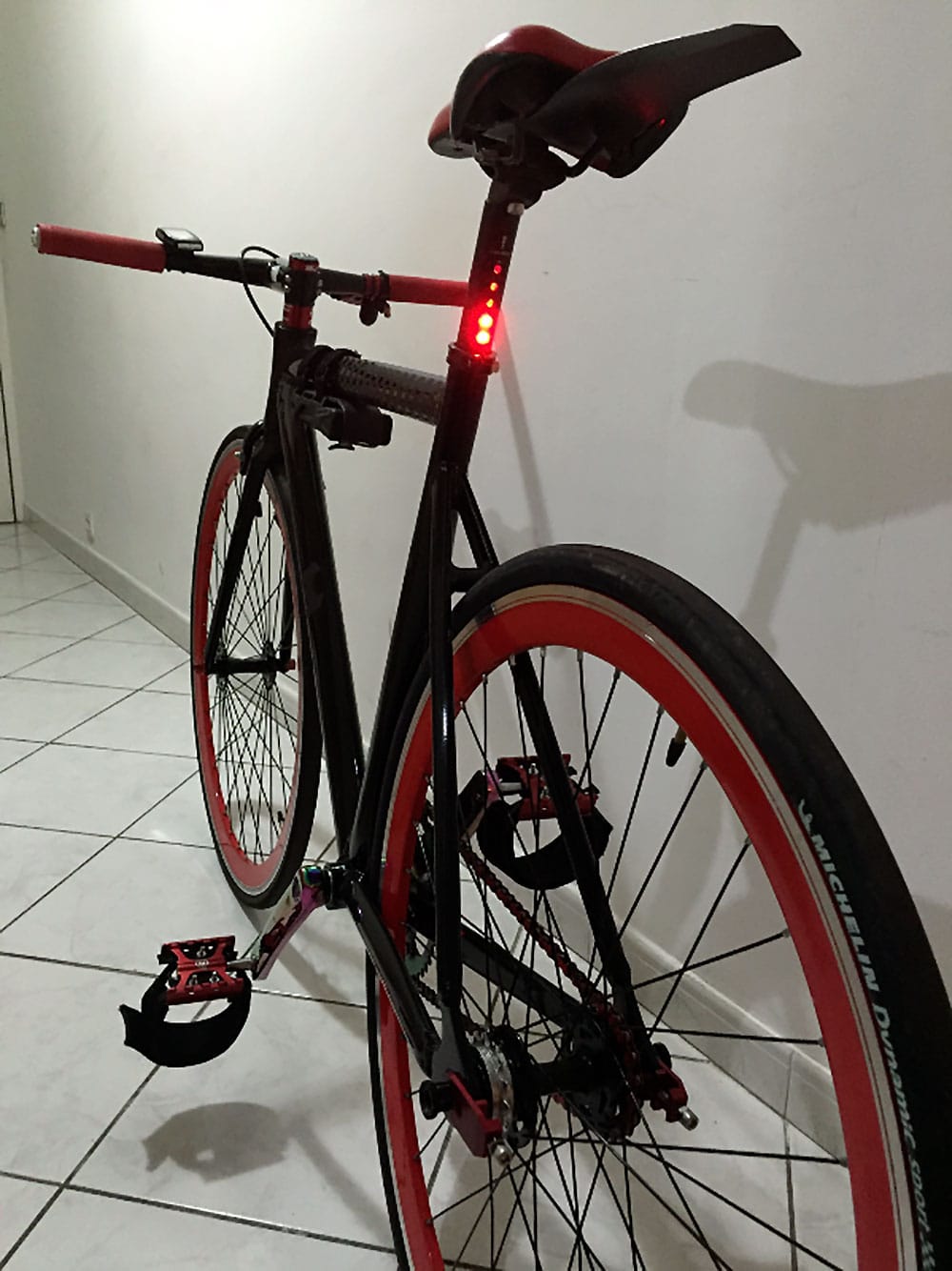 Montage d'un vélo fixie black and red d'un de nos internaute