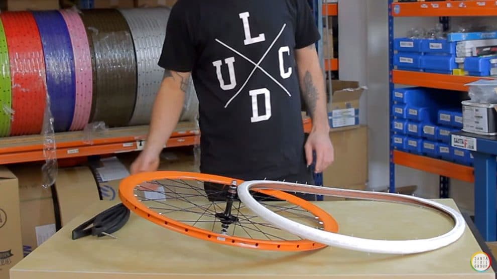 Comment assembler une chambre à air et un pneu de vélo