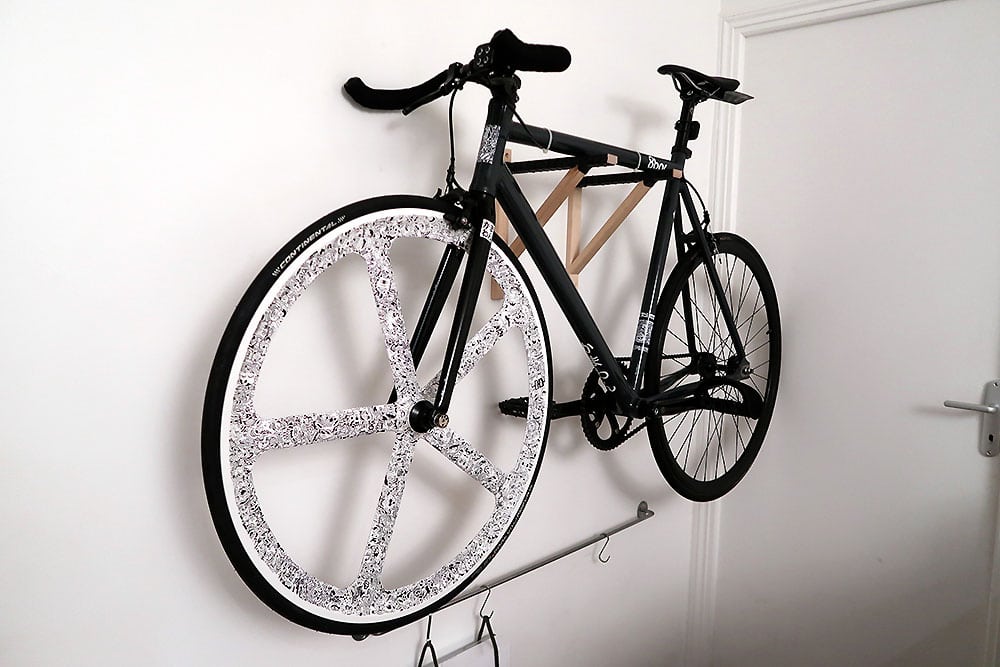 Magnifique customisation graphique d'une roue de vélo Aerospoke