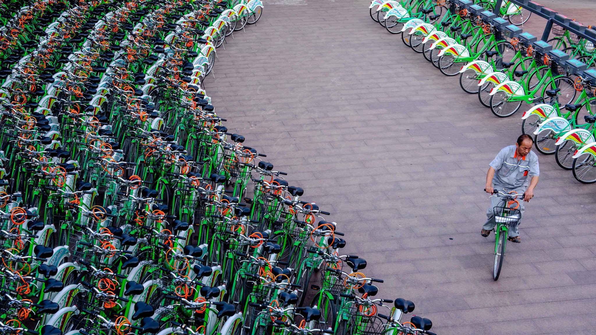Plus de 23000 vélos de location abandonnés en Chine, un réel problème !