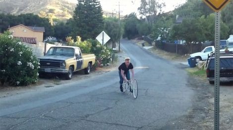 Vidéo insolite d'une jolie cascade avec un vélo fixie