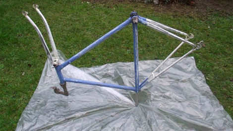 Comment repeindre son cadre de vélo à la bombe de peinture