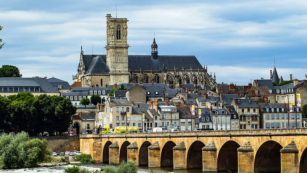 C'est depuis le pont de Loire de Nevers que s'est élancée la première édition de La Look Gravel