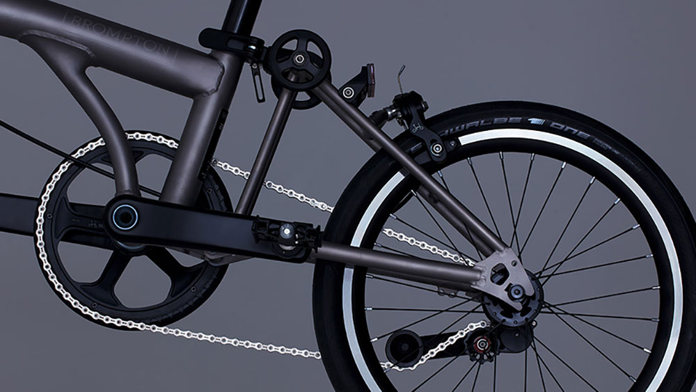Brompton, nous partage son nouveau vélo pliable, le T-Line. Léger et facile à transporter, voici le nouveau vélo urbain tendance. 