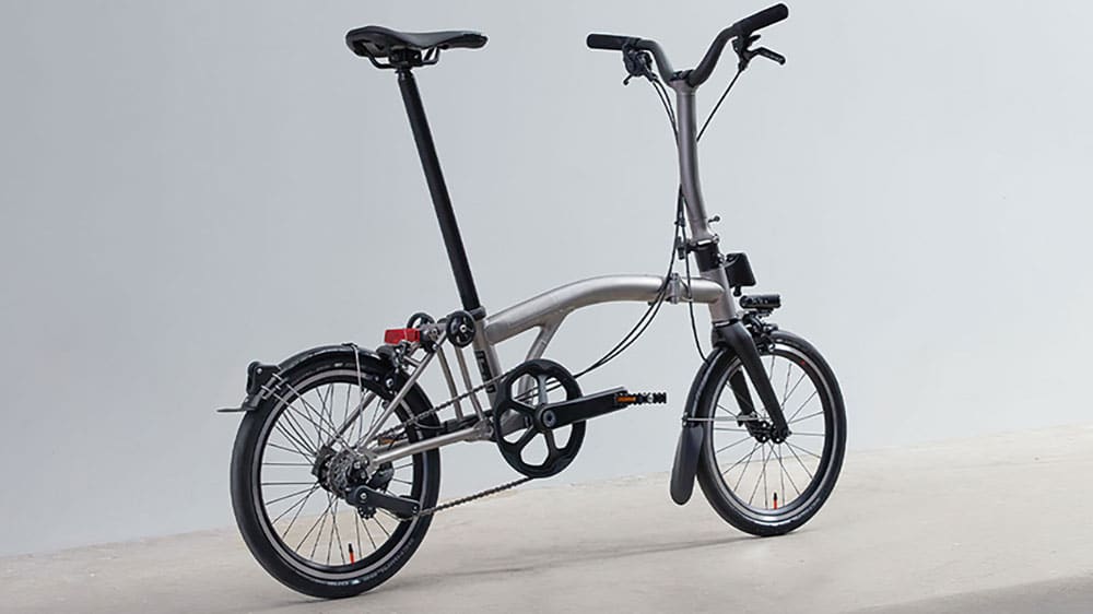 Brompton, nous partage son nouveau vélo pliable, le T - Line. Léger et facile à transporter, voici le nouveau vélo urbain tendance. 