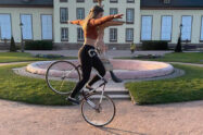 Alice Rieb une acrobate à vélo hors pair
