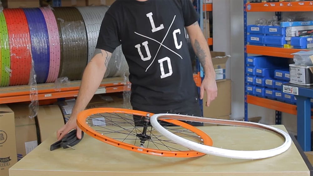 Comment assembler une chambre à air et un pneu de vélo ?