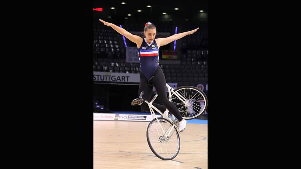 Alice Rieb, une acrobate à vélo hors pair