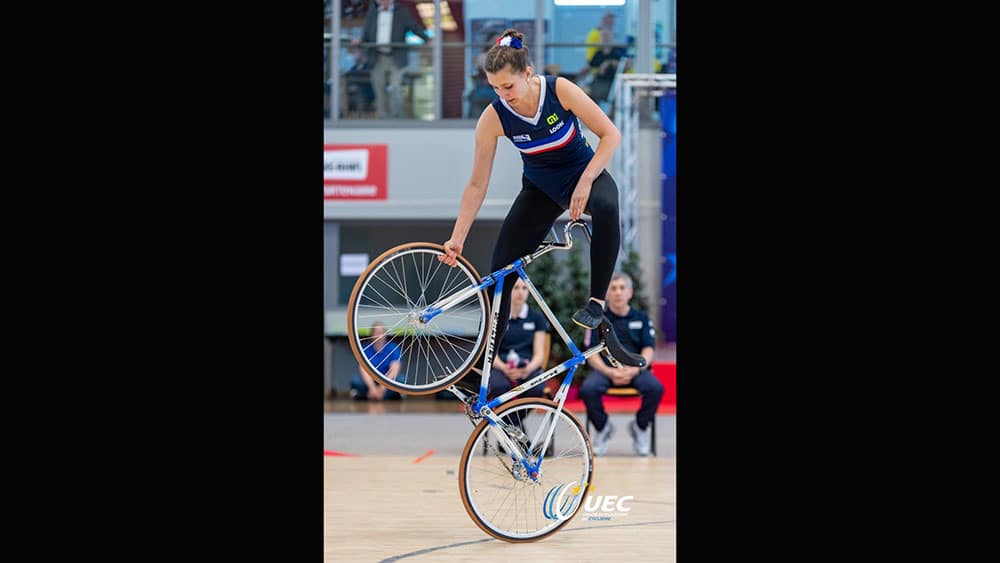 Alice Rieb, une acrobate à vélo hors pair