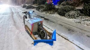 velo-electrique-transforme-chasse-neige-2
