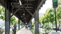 Une piste cyclable sous une ligne de métro !