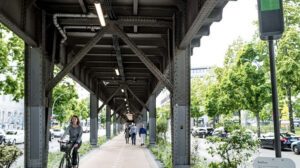 Une piste cyclable sous une ligne de métro !